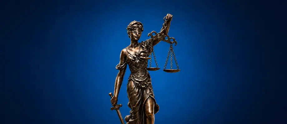Justitia mit Schwert und Waage